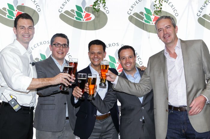 De izquierda a derecha, Ricardo Tadeu, presidente y director de Grupo Modelo, Jaime Andreu, director comercial de Cervecería Primus, Arnulfo Treviño, presidente de Cerveceros de México, Edgar Guillaumin, director general del gremio, y Marc Busain, director general de Cuauhtémoc Moctezuma.