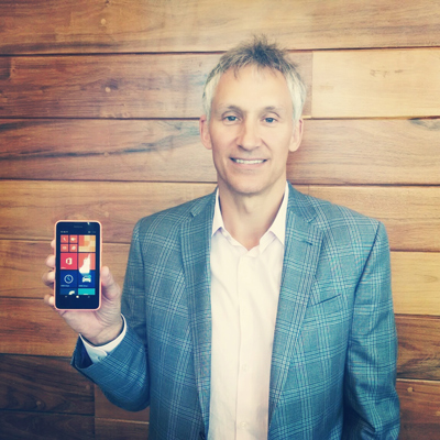 Chris Webber, CVP de Ventas de Mobile Devices en Microsoft, y el Lumia 630. 