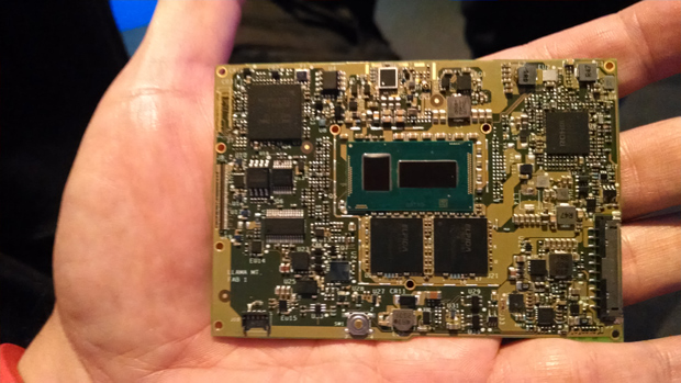Ese recuadro verde al centro de la tarjeta madre es el procesador, los dos cuadros debajo de él son dos módulos de 4 GB de RAM DDR3 de bajo consumo energético.