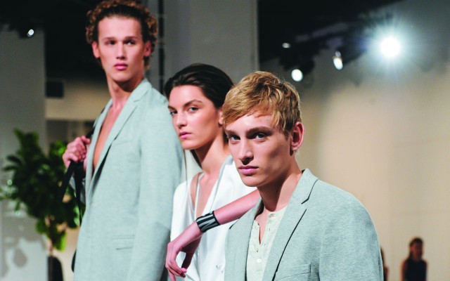 Los modelos visten la línea fitness de Calvin Klein, que ofrece siluetas funcionales e informales.