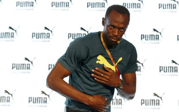 Usain Bolt saluda a periodistas en conferencia de prensa con su principal patrocinador, Puma (Reuters).