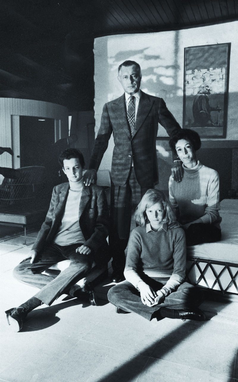 Arriba, la dinastía Agnelli: Gianni y Marella Agnelli, con sus hijos Edoardo y Margherita, madre de Lapo.