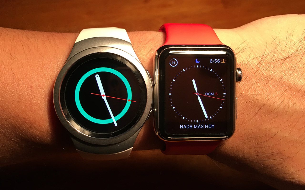 Así luce el Gear S2 junto al Apple Watch de 42 mm.