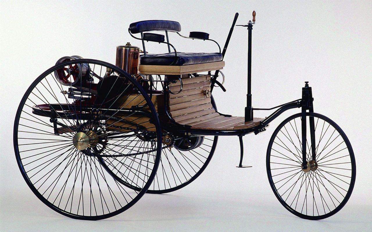 En 1886, Carl Benz registró el nacimiento del automóvil en Alemania. La patente No. 37,435 enunciaba el primer coche propulsado por motor de combustión interna.
