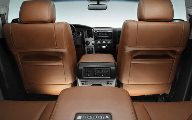 Interior de la SUV Sequoia de Toyota