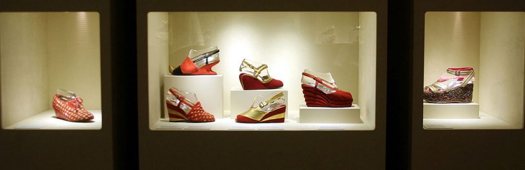 Vitrina de zapatos dentro del Museo Ferragamo 