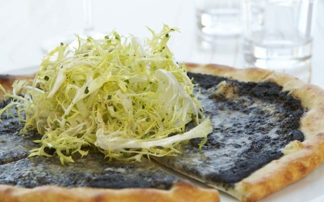 pizza de trufa negra con queso fontina de Market Kitchen 