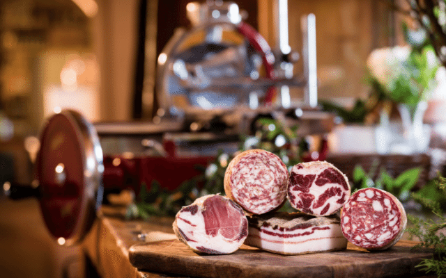 Las carnes frias que distinguen al restaurante florentino San Michele All´Arco