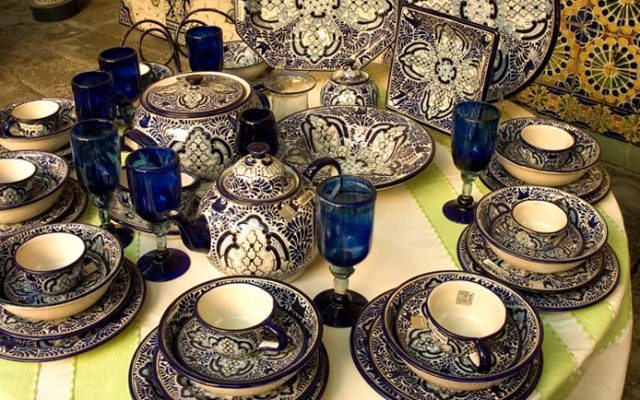 La talavera es uno de los símbolos más representativos de Puebla. Es un tipo de cerámica fina reinventada a partir de técnicas europeas, la cual se adaptó para decorar muchos edificios de la ciudad, para más tarde hacerlo con vasijas, platos y otros artículos.
