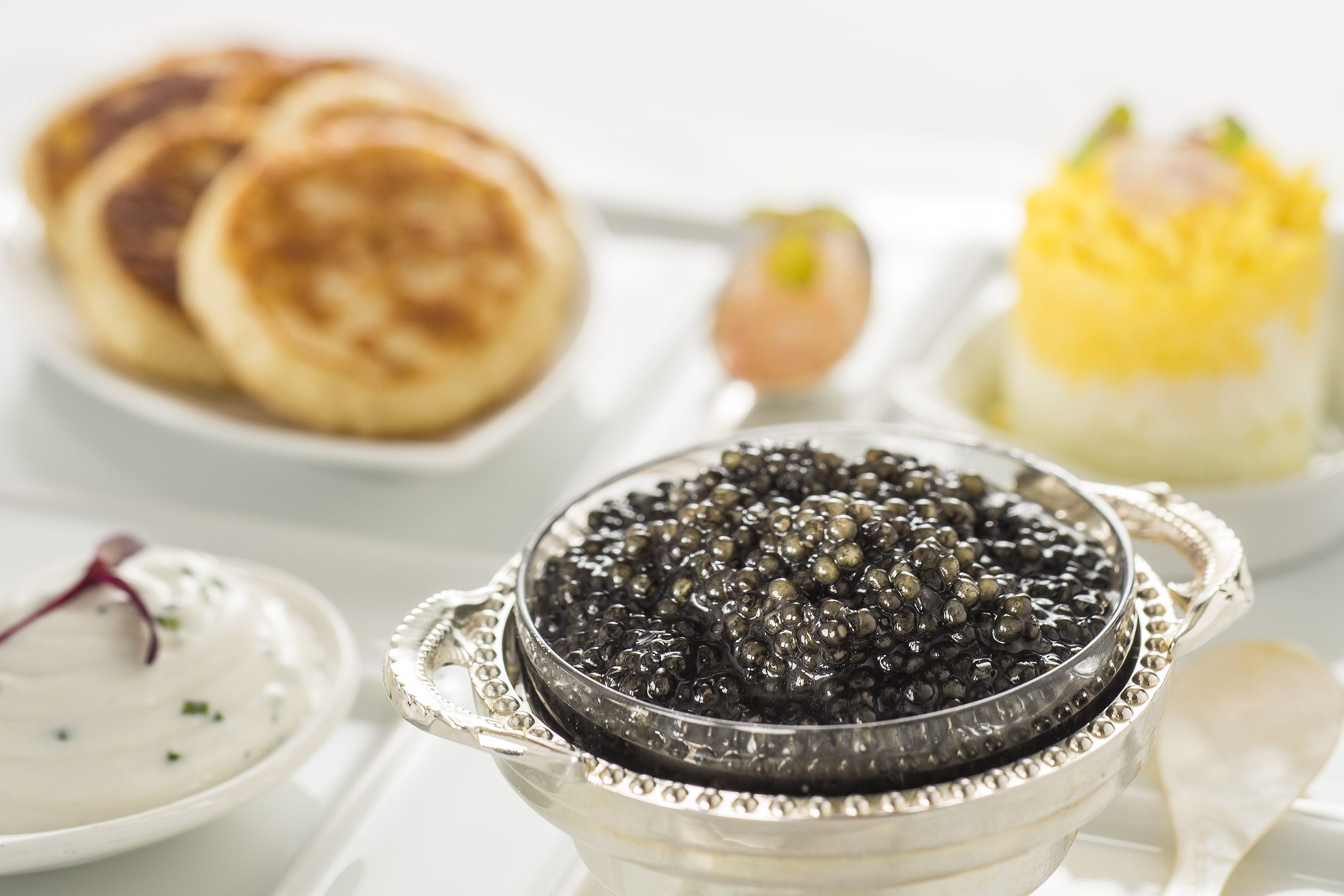 Opciones de caviar con variedades de granja de Osetra y Sevruga. Foto: Matt Stroshane.