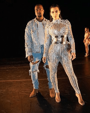 Kim Kardashian y Kanye West usando Balmain