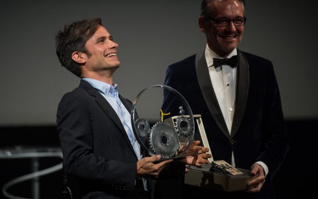 Gael García Bernal recibiendo el premio Jaeger-LeCoultre al cine latino