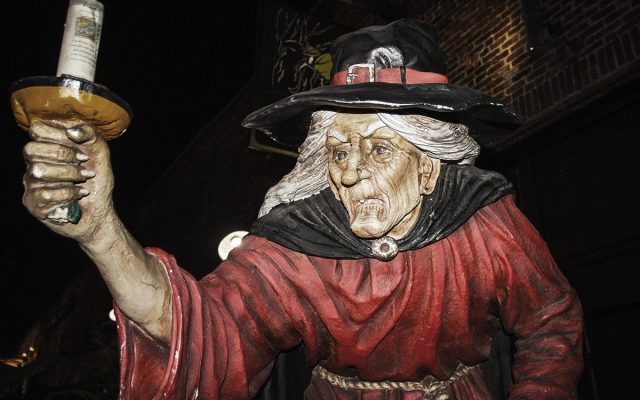 Estatua representativa de una clásica bruja de Salem. 