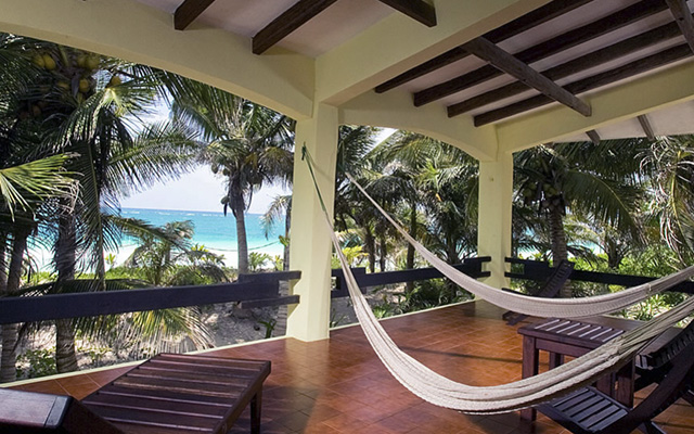 Balcon privado con hamacas.