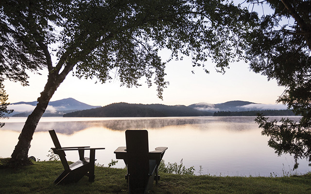 Vista al lago desde el hotel Lake Placid Lodge. 