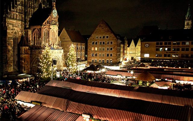 Así es como se ve el bazar Christkindlesmarkt por la noche.