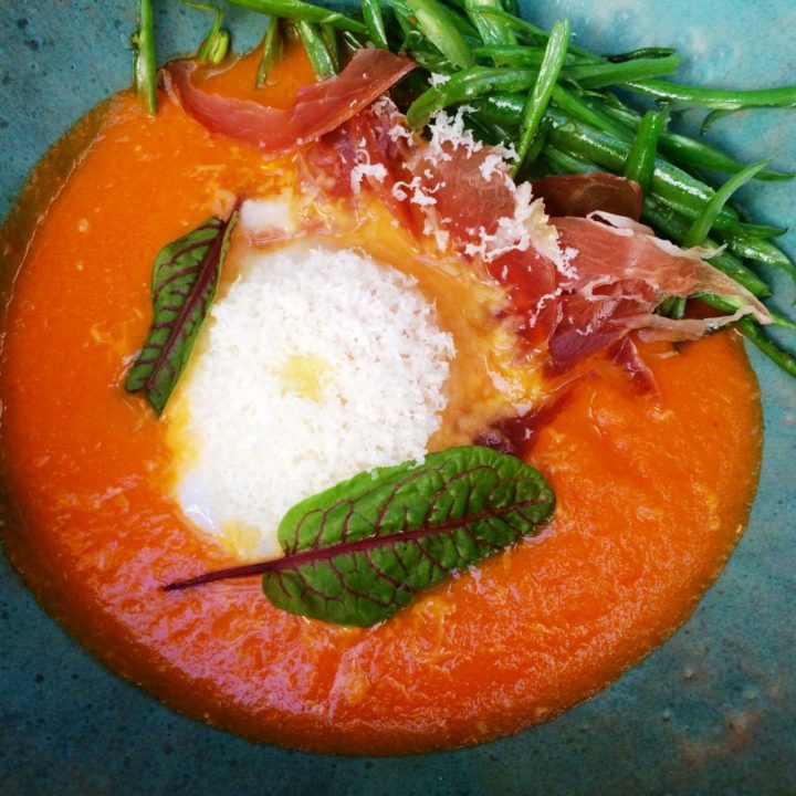 Ejote, pomodoro, prociutto y huevo poché