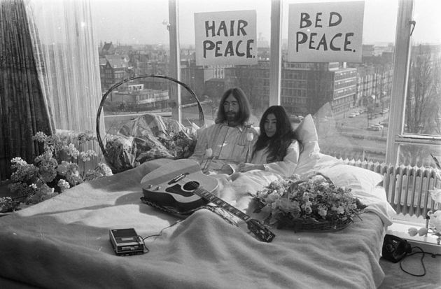 Bed-in_for_peace_amsterdam_1969_-_john_lennon__yoko_ono_17