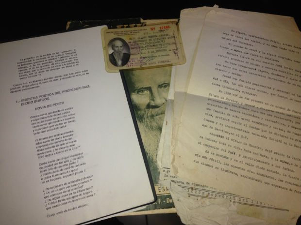 Parte de los documentos del maestro Raúl Isidro Burgos que fueron entregados a Forbes México.