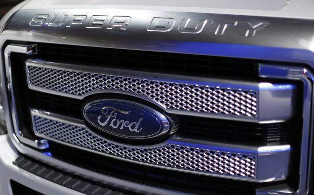 El logo de Ford visto en un automóbil durante una feria en Washington
