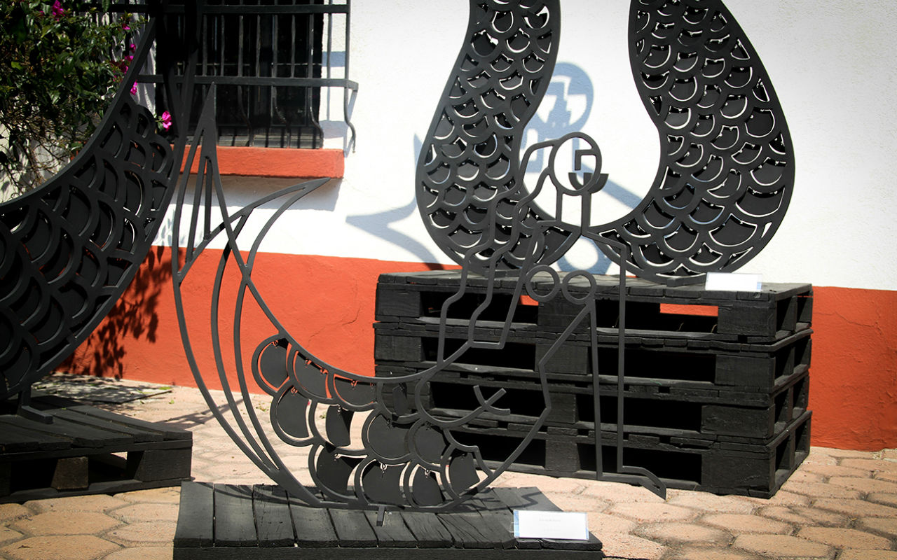 ‘Sirena de frente’, de Ángela Gurría, en el patio de escultura de Arte Hoy.