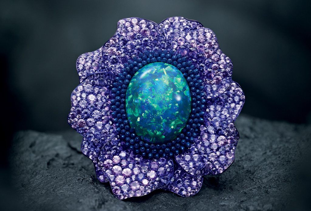 La flor de ópalo inspira estos anillos de Chopard