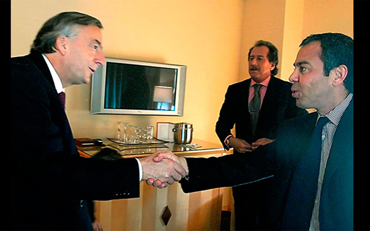 David Martínez, titular de Fintech, saluda a Néstor Kirchner (Foto: Gobierno de Argentina)