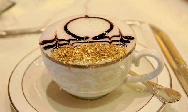 Cappuccino con hojuelas de oro, foto de The Abu Dhabi Times