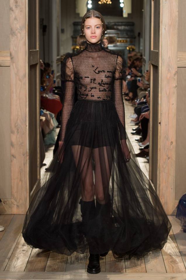 Una colección inspirada en el 400 aniversario de la muerte de William Shakespeare para la temporada otoño / invierno 2016-2017, fue la última participación de Maria Grazia Chiuri junto a Pierpaolo Piccioli para Valentino Haute Couture.